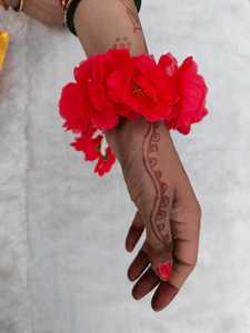 Brazaletes de joyería floral artificial Pulsera de joyería de flores de seda roja para Haldi Mehndi Floral Kaleere Gajray Regalo de boda - Product Image 5