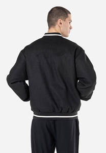 แจ็คเก็ตวาร์ซิตี้ดีไซน์ทันสมัยใหม่ ขายส่ง แจ็คเก็ตบอมเบอร์ผู้ชายสีดำตัดสี คอตั้ง โลโก้ด้านหน้า สำหรับฤดูหนาว - Product Image 2