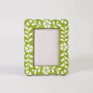 Soporte de exhibición de fotos de marco de resina verde Saga hecho a mano de primera calidad con elegancia atemporal con incrustaciones intrincadas - Product Image 1
