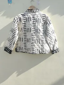Veste d'hiver réversible en coton matelassé imprimé bloc pour femme Vêtements d'extérieur décontractés en indigo avec techniques lavées Tissu tissé court - Product Image 5
