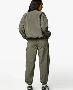 Ensembles de shorts de motard deux pièces personnalisés pour femmes survêtements en velours avec broderie et fermeture éclair survêtements respirants en velours pour femmes - Product Image 2