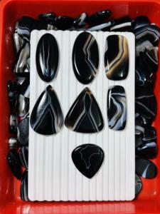 พลอยอาเกตสีดำธรรมชาติคุณภาพสูง รูปทรงคละแบบ ขายส่งโดยตรงจากผู้ผลิต สำหรับทำเครื่องประดับ ราคาขายส่ง - Product Image 4