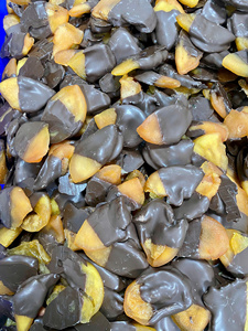 Descubre el sabor irresistible de la piña deshidratada cubierta de rico chocolate negro con deliciosos toques de mango. - Product Image 2