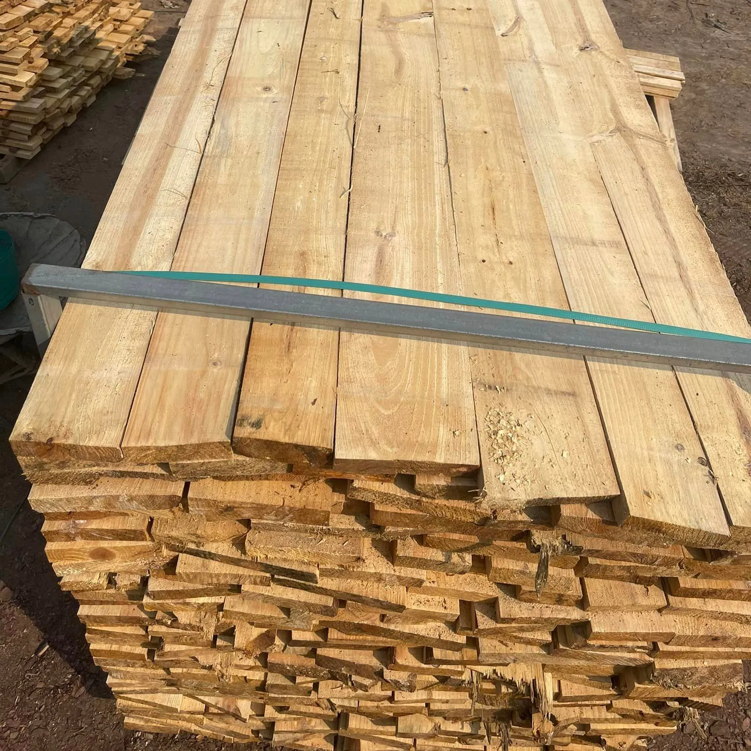 सबसे कम कीमत वियतनाम पाइन लकड़ी लकड़ी लकड़ी के लिए थोक इनडोर, आउटडोर लकड़ी