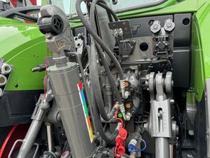 Tracteur agricole Fendt 728 VARIO 280 ch Transmission par engrenages 4 roues motrices Moteur et boîte de vitesses avec pompe Haute productivité Entièrement équipé Prêt à être expédié - Product Image 5