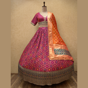 Designer traditionnel indien Lehenga Choli en rose multi ton Banarasi soie complexe or Zari, conception artistique écrasée en gros - Product Image 1