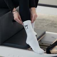 Chaussettes de yoga et de ballet personnalisées avec logo brodé en forme d'arc, antidérapantes, en demi-éponge, avec grip en forme de cœur, pour le Pilates, la danse, l'entraînement des femmes