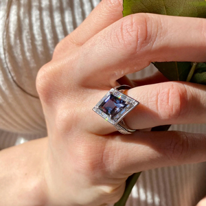 Elegante Anillo de Amatista y Diamantes con Corte Princesa, Joyería Premium de Oro Blanco de 14K - Product Image 4