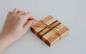 Sous-verres carrés en bois de noyer poli couleur naturelle MN Exports Design contemporain écologique Diamètre 300 mm pour mariages - Product Image 4