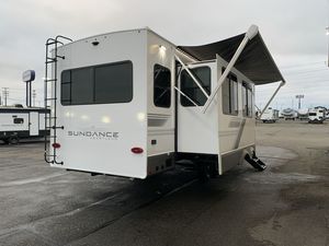 Remolques de Viaje para Campistas 4x4 de Alta Calidad 2025 2026 Heartlands Sundance Ultra-Lite 29RLBS con Cable de Alimentación Desmontable de 50 amperios Disponibles - Product Image 4