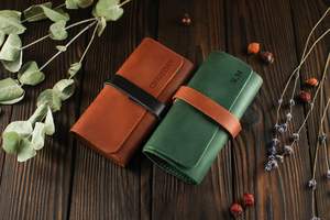 Étui de chargeur en cuir de luxe personnalisé avec fermeture éclair, écologique, durable, pour le rangement des câbles en voyage - Design unique, Noël LCH-0023D - Product Image 5