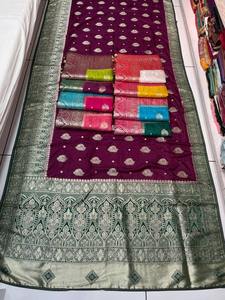 Vente en gros de saris en satin luxueux avec des embellissements Siroski Latkan étincelants vêtements élégants de fête et de soirée - Product Image 5