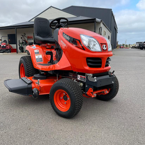 Tracteur à roues Kubota, tondeuse à gazon, couleur rouge, avec siège noir et roues orange - Product Image 1