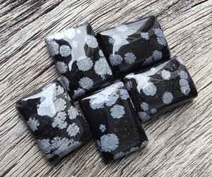 หินอัญมณีสีดำปรับเทียบสำหรับทำเครื่องประดับได้รับการรับรองจาก lavira IGI จากเกล็ดหิมะออบซิเดียนธรรมชาติ - Product Image 3