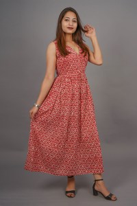 Nouvelle robe longue Anarkali rouge traditionnelle en coton pour l'été, coupe trapèze, motif floral ethnique, col en V, sans manches, doublure en soie - Product Image 4