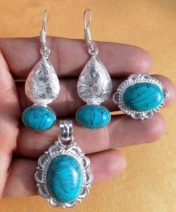 Impresionantes gemas de turquesa naturales de plata de ley hechas a mano, conjunto de bisel de forma ovalada de 8X12mm para conjunto de joyería de moda y regalo de aniversario - Product Image 1