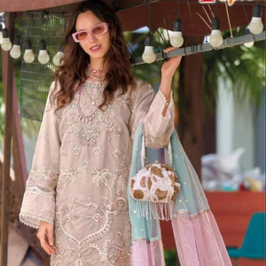 Colección festiva Eid: lujosa organza de 3 piezas bordada Shalwar Kameez con fondo de viscosa () - Product Image 1