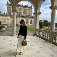 Ensemble de robe élégante pour femmes en deux pièces, veste noire à boutons, jupe midi plissée blanche, tenue décontractée pour les vacances