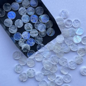 หินมูนสโตนสีรุ้งธรรมชาติสีขาวธรรมชาติ10มม. 20มม. รูปทรงเหรียญเรียบแผ่นอัญมณีหลวมสำหรับทำเครื่องประดับหินแผ่นกลับบาง - Product Image 1