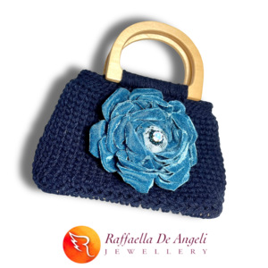 Crochet fait à la main pochette coton tissu bleu ouvert deux poignées fleurs à la mode un off modèle 03 fait à la main en Italie - Product Image 3