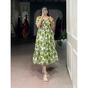 Cuando la rica seda Vichitra se encuentra con la magia de las flores, obtienes algo más que un vestido - Product Image 1