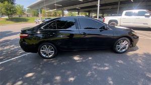 Toyota Camry SE 2015 berline d'occasion intérieur foncé boîte de vitesses automatique moteur turbo capacité 4L R17 taille des pneus cuir aluminium - Product Image 3