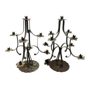 Candelabro de Metal con Acabado en Latón Antiguo, Elegante Portavelas Floral de Iris Hecho a Mano para Decoración de Mesa de Hotel de Lujo - Product Image 6