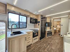 Autocaravanas Dynamaxx Europa 37CA Clase C Usadas 2024 2023, de Primera Calidad, para 4-6 Personas, Interiores Espaciosos, Económicas - Product Image 2