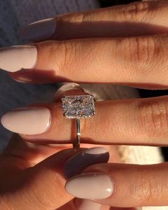 Anillo de compromiso de diamante cultivado en laboratorio de corte radiante de oro sólido de 18kt, ajuste de pavé de Halo a la moda, certificado IGI, regalo lujoso para mujer - Product Image 1