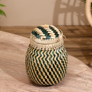 Caja de Almacenamiento de Bambú Hecha a Mano de Dos Tonos con Tapa / Caja Decorativa de Bambú Tejido con Patrón en Contraste - Product Image 1