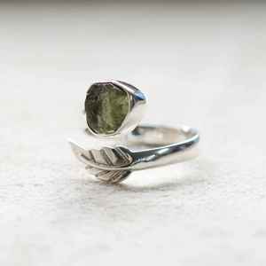 Bague en argent sterling 925 avec pierre précieuse moldavite naturelle et conception de feuille bijoux faits à la main Style unique pour les femmes - Product Image 5