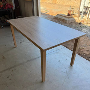 Table à manger en bois massif de chêne blanc de qualité supérieure, fabriquée sur mesure dans plusieurs tailles, avec un plateau rectangulaire lisse et des pieds en bois dur robustes - Product Image 1