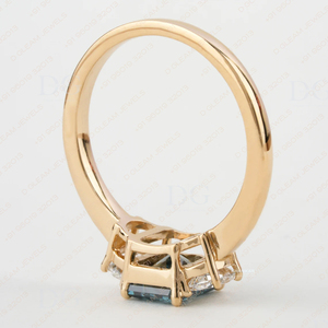 Anillo de Compromiso o Promesa Cristiano de Oro Amarillo Pulido con Certificación IGI, 1.40 TCW, Corte Asscher, Diamante Moissanita, Media Alianza - Product Image 2
