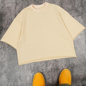 T-shirt Boxy Personnalisé en Coton Lourd Uni 100% avec Épaules Tombantes, T-shirts Oversize pour Hommes, T-shirt Oversize Vierge de Grammage Élevé - Product Image 2