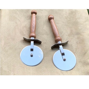 Coupe-pizza en acier et en bois Outil de service alimentaire pour la maison ou le restaurant Meilleur coupe-pâte pour la cuisine - Product Image 1