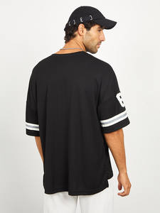 เสื้อฟุตบอลอเมริกันแขนสั้นพรีเมียม ผ้าโพลีเอสเตอร์ 100% ระบายอากาศได้ดี เหมาะสำหรับฤดูร้อน สามารถปรับแต่งได้สำหรับทีม - Product Image 4