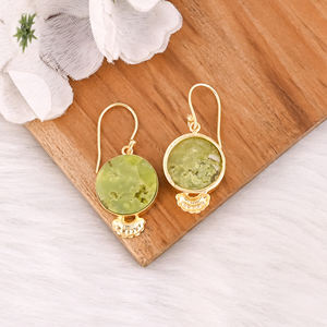 Boucles d'oreilles en laiton plaqué or avec opale verte, faites à la main, pour les tenues quotidiennes, boucles d'oreilles pendantes en laiton tendance pour les événements spéciaux - Product Image 4