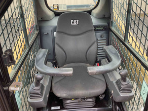 Chargeuse compacte sur pneus d'occasion CAT 236D3, deux vitesses, moteur diesel, pour l'agriculture et la construction - Product Image 6