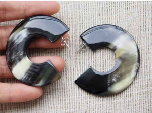 Boucles d'oreilles modernes classiques en corne de buffle polie brillante pour femmes HF Crafts Cadeau d'amour élégant pour les fêtes par glowin fashion - Product Image 4