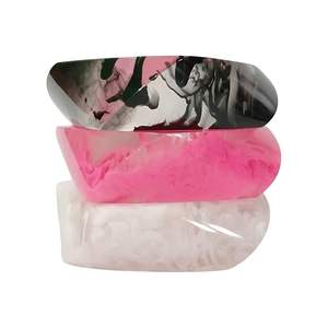 กำไลเรซิ่นลายหินอ่อนหลากสีสัน งานแฮนด์เมด ชุดสีชมพู ดำ และขาว ขนาดผสม ผิวคริสตัล ผลิตจากอินเดีย - Product Image 1