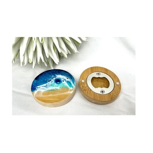 Abrebotellas de resina moderno con detalles artísticos, ideal para hogares, hoteles y bares de lujo que buscan accesorios únicos para bares - Product Image 1