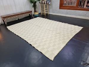 Tapis berbère fabriqué à la main tapis à poils longs de taille personnalisée pour salle à manger tapis à carreaux blancs laine de mouton tapis marocain touffeté à la main - Product Image 4