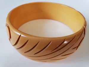 Bracelets en résine faits à la main disponibles dans toutes les couleurs avec des motifs de ruban à mesurer idéaux pour les cadeaux unisexes par l'artisanat du croissant - Product Image 4