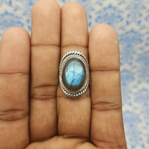 Belle bague en pierres précieuses Labradorite en argent sterling 925 faite à la main bague en Labradorite naturelle de forme ovale cadeau pour elle - Product Image 4