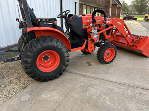 Tractor Compacto Kubota LX3310HSD de 33 HP, 4x4, Diésel, Transmisión Hidrostática, Cargador y Toma de Fuerza, Tractor Agrícola, de Jardinería y Utilitario - Product Image 3