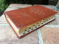 Cubierta de libro bíblico clásico de cuero genuino para regalo Cristiano Perfecto para hombres y mujeres cubierta de libro de cuero genuino personalizada