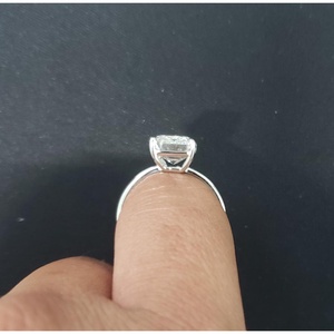 Bague de fiançailles solitaire en diamant taille émeraude certifié IGI 5,50 carats avec monture en platine, couleur D-E-F, clarté VVS-VS - Product Image 6