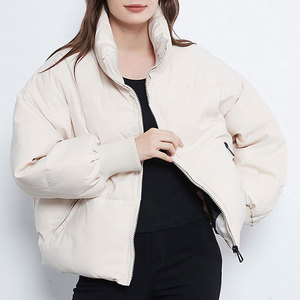 Vente en gros Vêtements d'extérieur d'hiver OEM Manteaux en duvet rembourrés chauds pour femmes avec logo personnalisé - Product Image 2