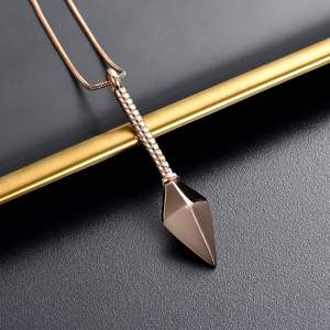 Pendentif en forme de lance en acier à la mode en or rose, collier pour urne de crémation moderne, urne commémorative souvenir taille personnalisée pour hommes et femmes - Product Image 4