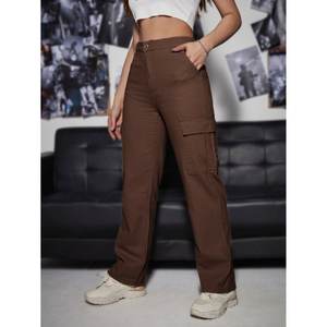 Jean cargo pour femme taille haute marron en denim extensible avec empiècements multi-poches, style streetwear durable, écologique et tendance - Product Image 4